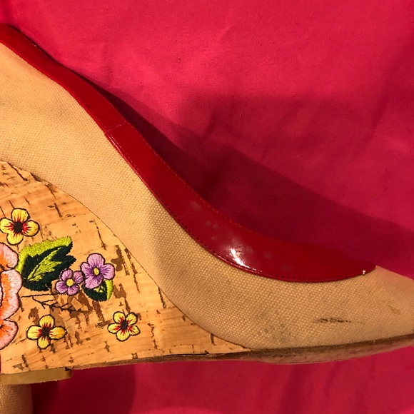 💐💐Betsey Johnson Peep Toe Wedge w/ Embroiderey🌸 - Picture 8 of 10